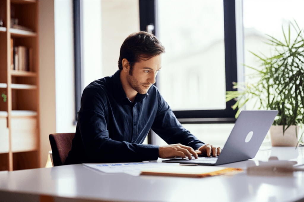 Professionnel travaillant sur son financement d'entreprise